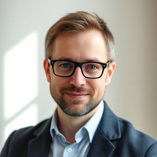 Photo de Monsieur Luc Moreau, professeur de préparation aux examens DELF/DALF, concentré et professionnel.